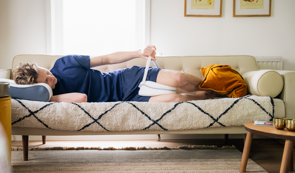 Last van slapeloze nachten na een knieoperatie? Zo helpt een kniekussen écht